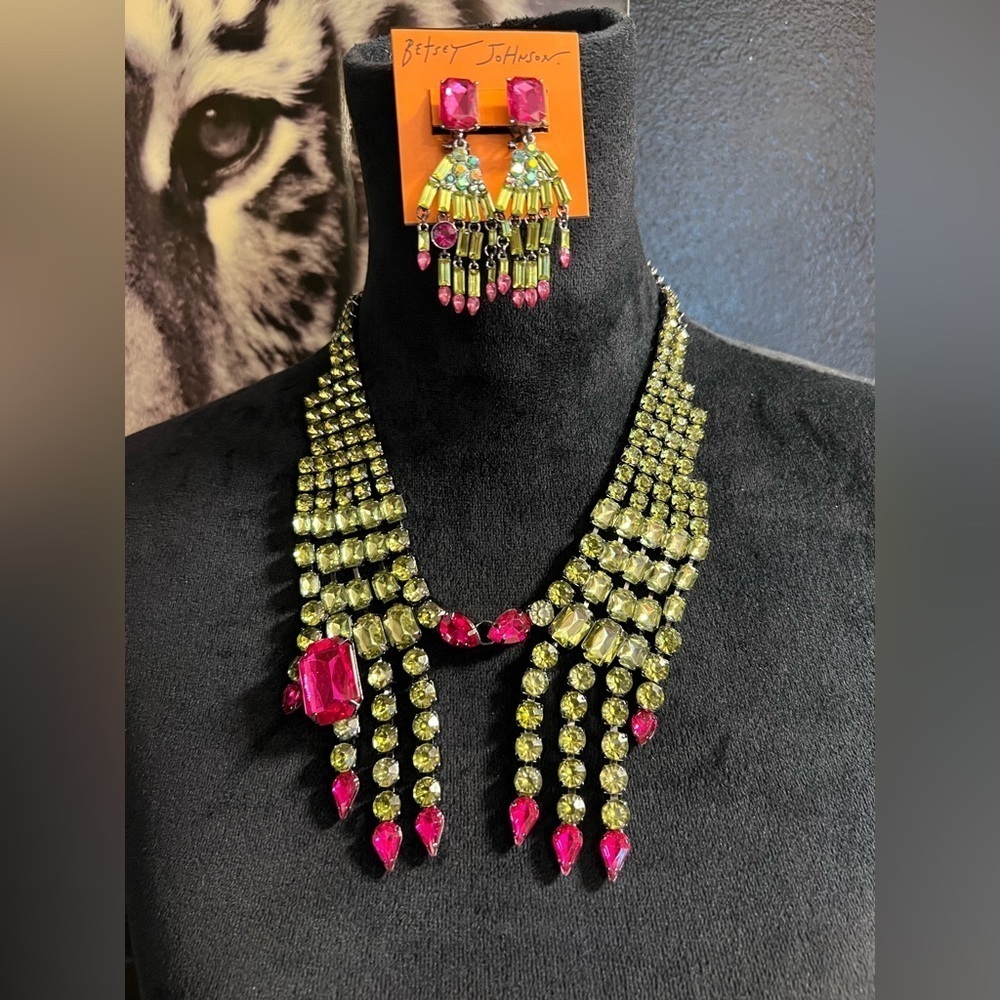 🧙💚BETSEY JOHNSON STUNNING "RICH
WITCH BIB NECKLACE & EARRING SET "-🧙💚
NWT| - Picture 7 of 14